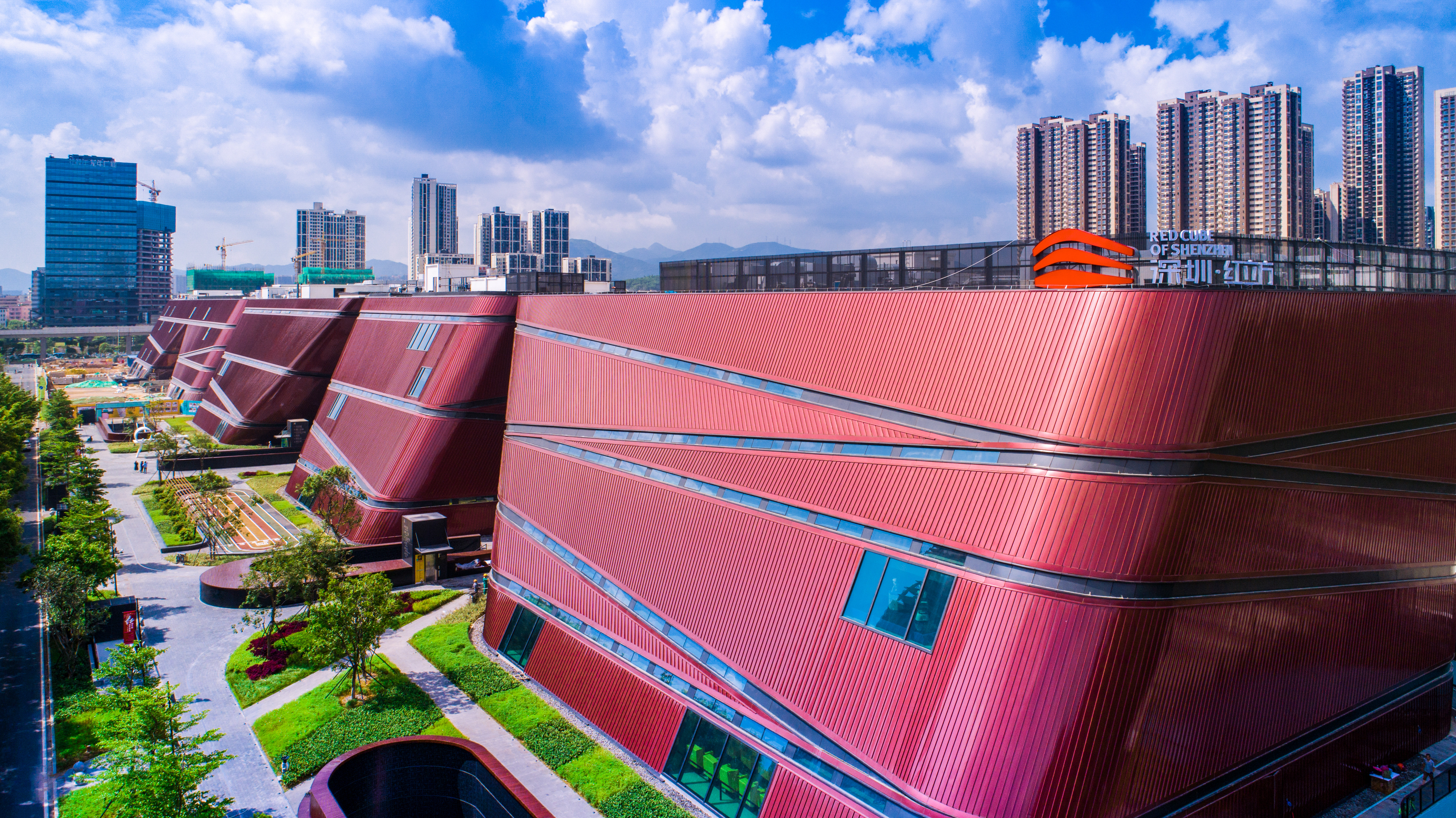 "龙城广场位于龙岗大道旁,龙岗区政府大楼正对面,是龙岗区的中心市政